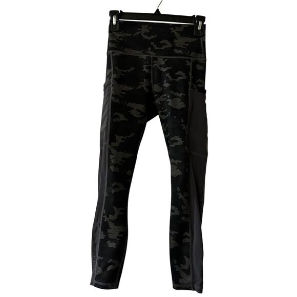 🍷Fabletics grey and black camo print legging size xs - Picture 1 of 5